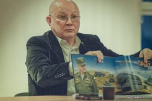 Александр Шаравин демонстрирует альбом