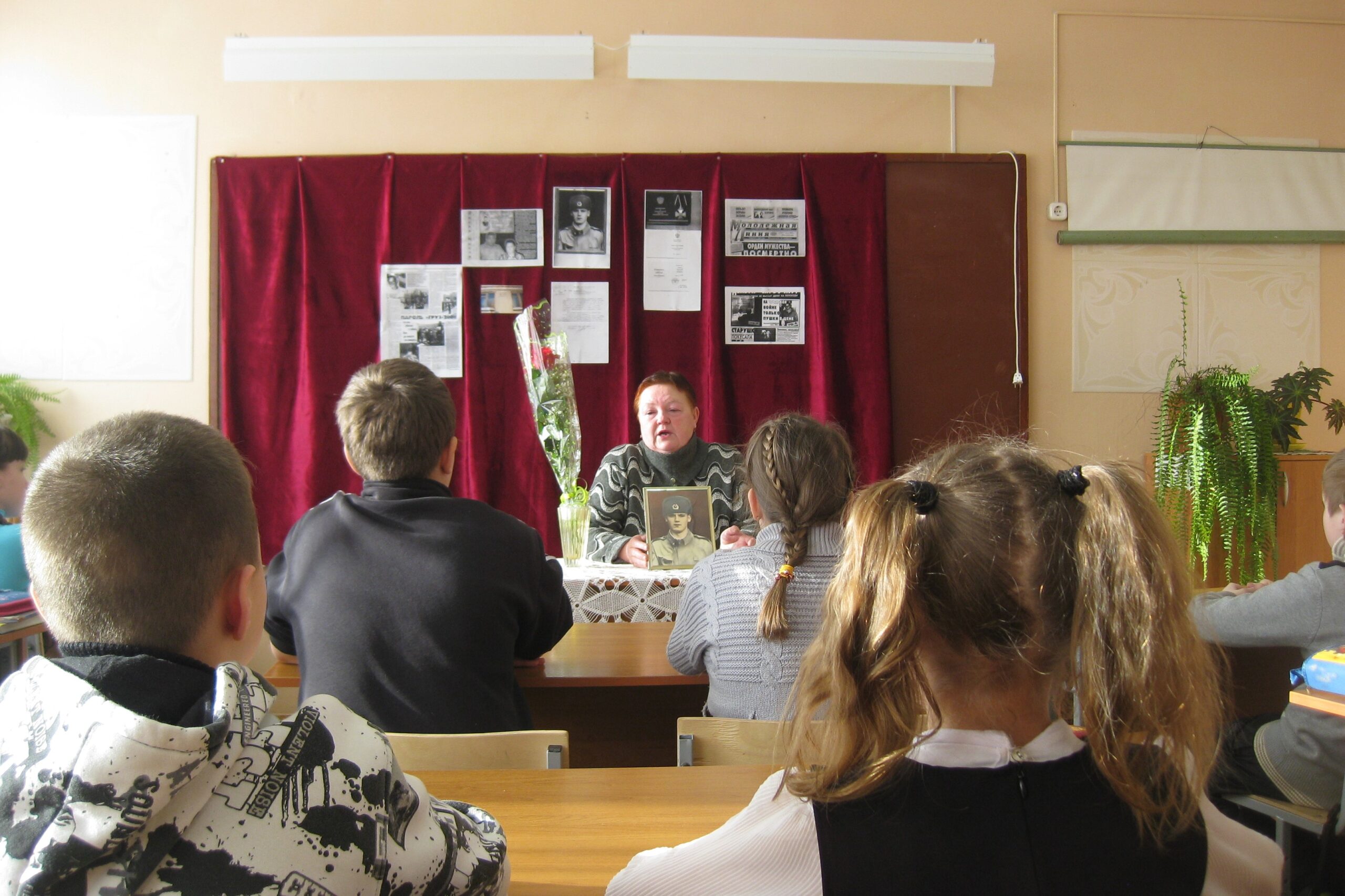 Галина Калашникова на встрече с учениками Никольской средней школы Костромского района