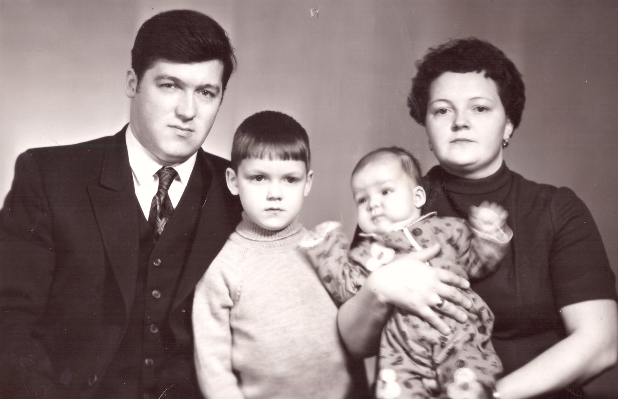 Толя и Паша Калашниковы с родителями 29 марта 1983 г